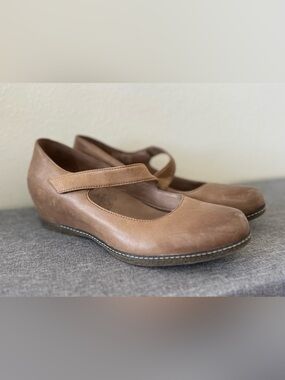 Dansko Lanie Mary Jane Wedge in the Tan Burnished Nubuck size 41